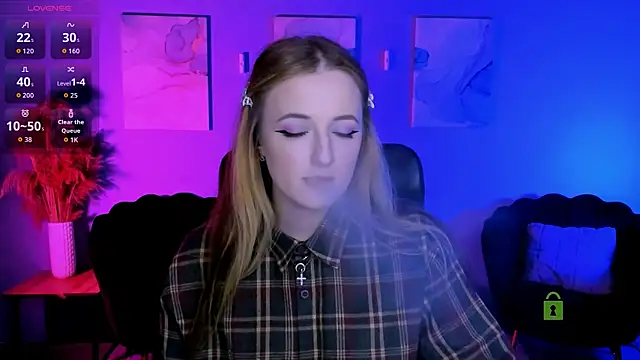 luna berryy online show from April 1, 8:06 pm