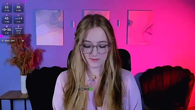 luna berryy online show from March 7, 8:25 pm