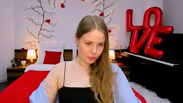 Snapshot of holy_kitty chatting on February 23, 12:30 am holy kitty online show from February 23, 12:30 am