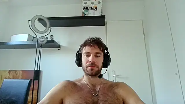 Snapshot of alpha-hunk chatting on November 29, 9:53 am alpha-hunk online show from November 29, 9:53 am