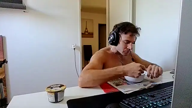 Snapshot of alpha-hunk chatting on June 15, 10:26 am alpha-hunk online show from June 15, 10:26 am