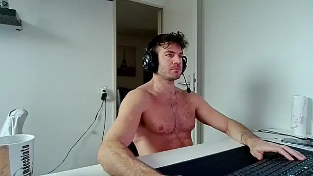 Snapshot of alpha-hunk chatting on January 18, 9:56 am alpha-hunk online show from January 18, 9:56 am