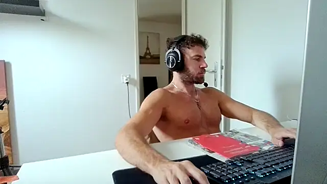 Snapshot of alpha-hunk chatting on June 12, 10:02 am alpha-hunk online show from June 12, 10:02 am