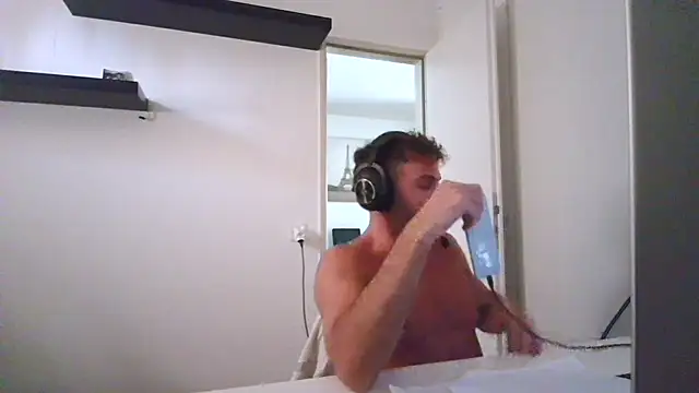 Snapshot of alpha-hunk chatting on July 15, 1:07 pm alpha-hunk online show from July 15, 1:07 pm