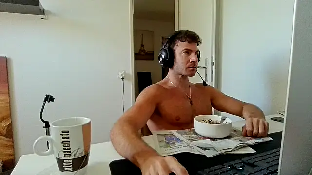 Snapshot of alpha-hunk chatting on June 18, 8:57 am alpha-hunk online show from June 18, 8:57 am