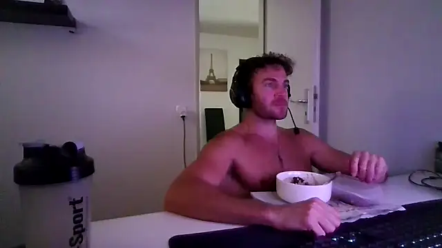 Snapshot of alpha-hunk chatting on June 25, 10:20 am alpha-hunk online show from June 25, 10:20 am
