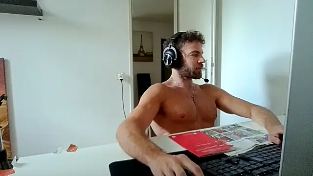 Snapshot of alpha-hunk chatting on June 11, 8:33 am alpha-hunk online show from June 11, 8:33 am