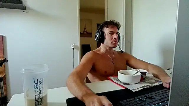 Snapshot of alpha-hunk chatting on June 16, 10:26 am alpha-hunk online show from June 16, 10:26 am