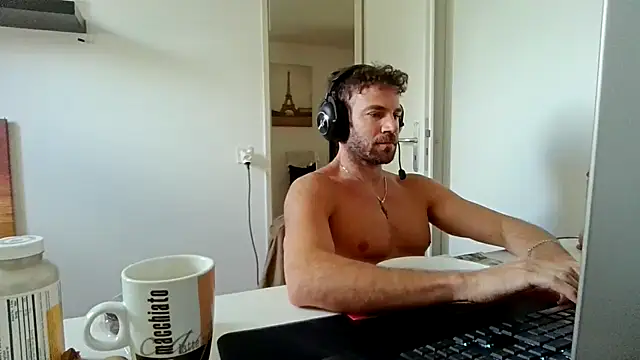 Snapshot of alpha-hunk chatting on June 5, 9:26 am alpha-hunk online show from June 5, 9:26 am