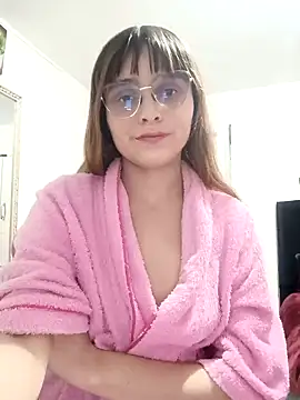 Snapshot of Lucyy-hess chatting on January 5, 3:43 am Lucyy-hess online show from January 5, 3:43 am