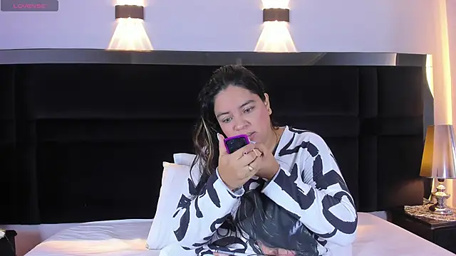 KendralHolson online show from April 18, 4:15 am