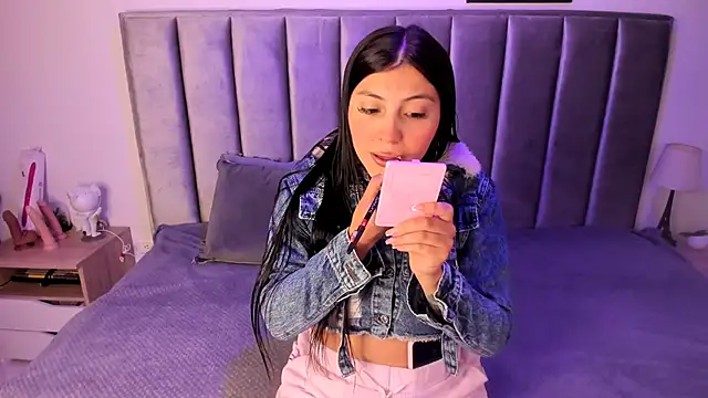 Snapshot of Emmy-Turnner chatting on December 1, 11:44 am Emmy-Turnner online show from December 1, 11:44 am