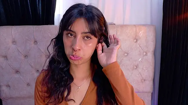 Snapshot of Alyssa_jones chatting on January 8, 1:17 pm Alyssa jones online show from January 8, 1:17 pm