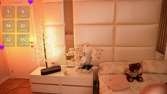 Lilly Colins online show from April 9, 6:36 pm