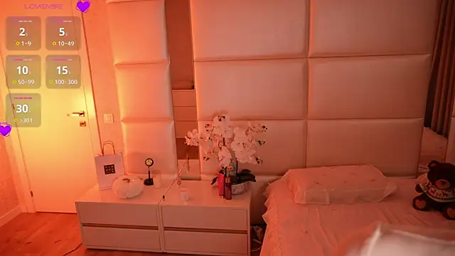 Lilly Colins online show from November 14, 8:45 pm