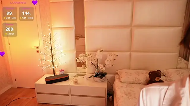 Lilly Colins online show from April 13, 7:40 pm