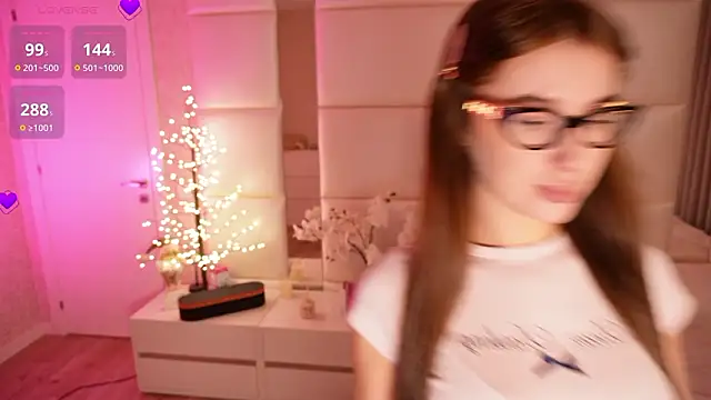 Lilly Colins online show from March 25, 8:30 pm