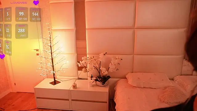 Snapshot of Lilly_Colins chatting on June 19, 9:20 pm Lilly Colins online show from June 19, 9:20 pm