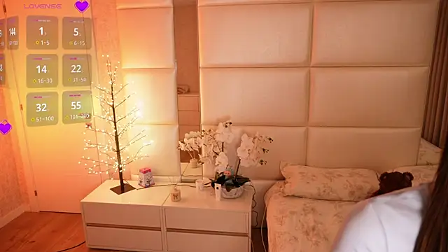 Lilly Colins online show from April 20, 7:59 pm