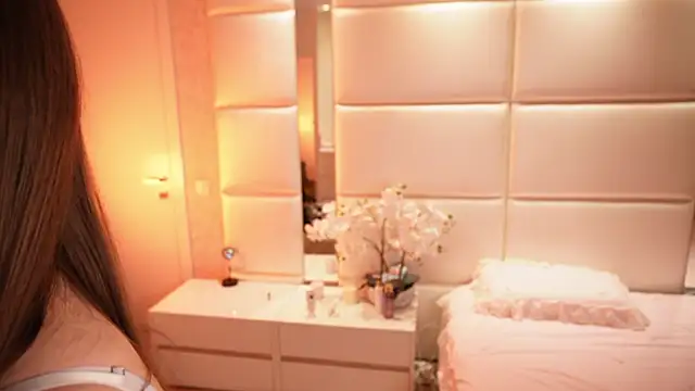 Lilly Colins online show from October 4, 8:21 pm