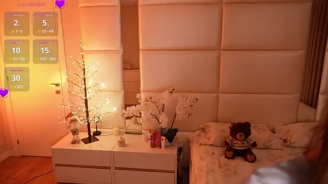 Lilly Colins online show from February 13, 7:25 pm