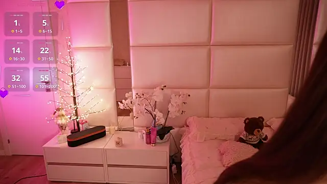 Lilly Colins online show from April 2, 9:10 pm