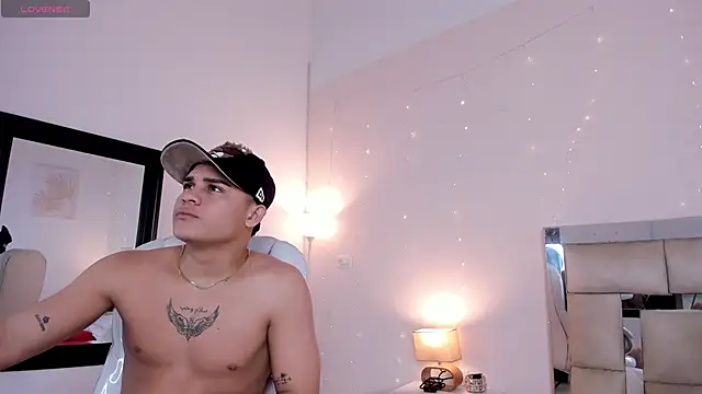 Snapshot of saraandstiven chatting on February 18, 7:10 am saraandstiven online show from February 18, 7:10 am