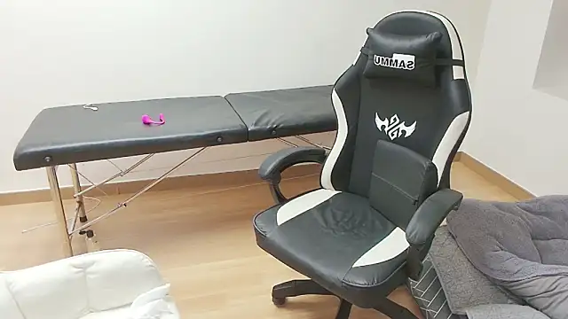 Snapshot of bigcobra69 chatting on December 5, 3:44 pm bigcobra69 online show from December 5, 3:44 pm