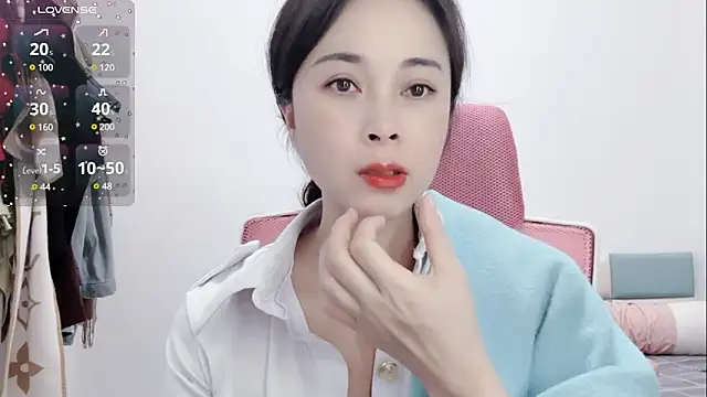 Snapshot of Qwi-V1 chatting on February 6, 11:37 pm Qwi-V1 online show from February 6, 11:37 pm