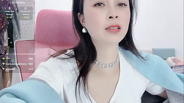 Snapshot of Qwi-V1 chatting on February 12, 3:07 am Qwi-V1 online show from February 12, 3:07 am