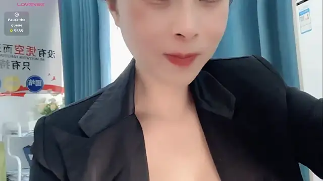 Snapshot of Qwi-V1 chatting on November 17, 7:01 am Qwi-V1 online show from November 17, 7:01 am