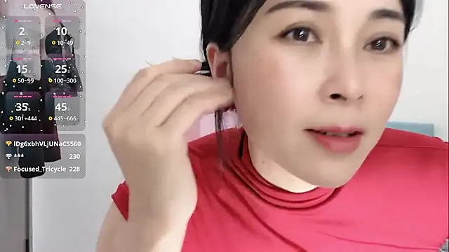 Snapshot of Qwi-V1 chatting on January 1, 1:37 am Qwi-V1 online show from January 1, 1:37 am