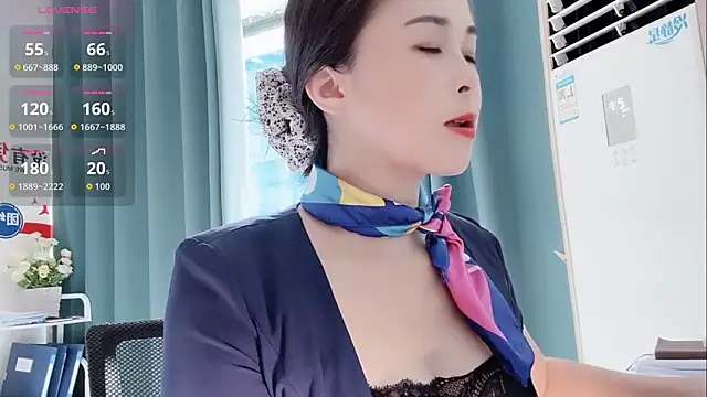 Snapshot of Qwi-V1 chatting on October 13, 7:21 am Qwi-V1 online show from October 13, 7:21 am