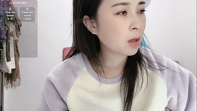 Snapshot of Qwi-V1 chatting on February 15, 12:26 am Qwi-V1 online show from February 15, 12:26 am