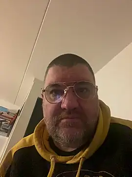 Snapshot of thetobmaster200 chatting on December 2, 4:15 am thetobmaster200 online show from December 2, 4:15 am