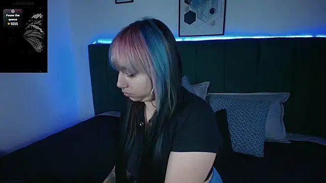 Veronica Goddes online show from March 17, 1:18 pm