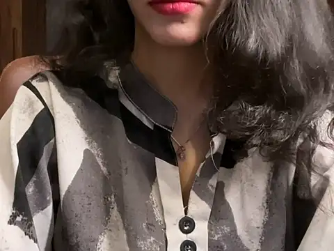 Divyaa69 online show from April 3, 1:17 pm