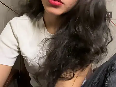 Divyaa69 online show from April 11, 7:50 pm