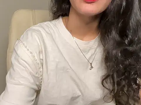 Divyaa69 online show from April 25, 7:11 pm