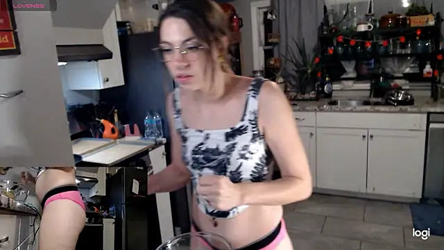 Snapshot of KSwonderland6 chatting on February 12, 6:35 am KSwonderland6 online show from February 12, 6:35 am