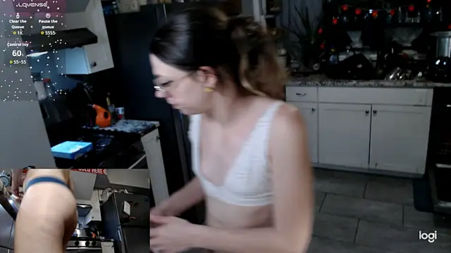 Snapshot of KSwonderland6 chatting on February 11, 6:35 am KSwonderland6 online show from February 11, 6:35 am