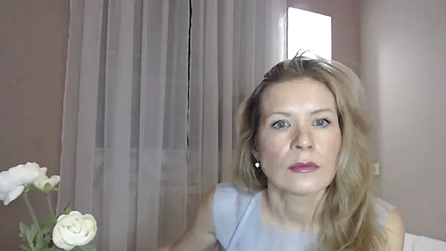 Juli julyyy online show from December 1, 8:47 pm