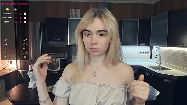 Snapshot of LinnBottrell chatting on February 18, 3:21 am LinnBottrell online show from February 18, 3:21 am