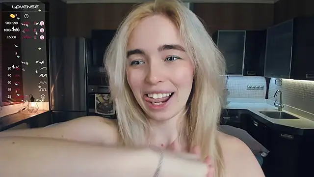 Snapshot of LinnBottrell chatting on March 10, 10:13 pm LinnBottrell online show from March 10, 10:13 pm