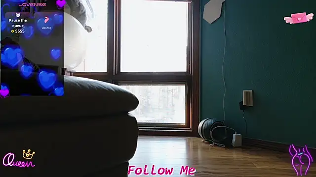 QueenYsuRey online show from March 3, 7:10 pm