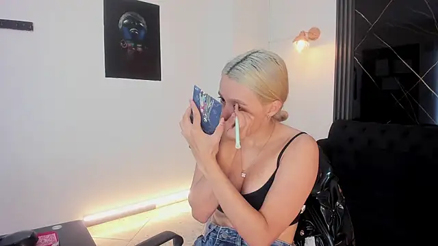 Snapshot of miacarperr1 chatting on February 12, 8:30 pm miacarperr1 online show from February 12, 8:30 pm