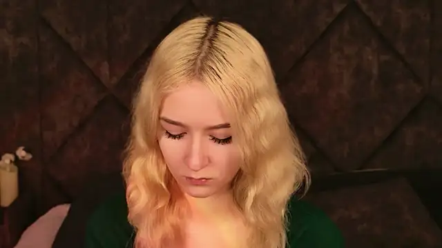 Snapshot of NaomiLoys chatting on November 11, 10:32 am NaomiLoys online show from November 11, 10:32 am