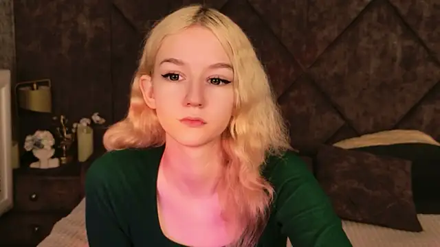 Snapshot of NaomiLoys chatting on November 10, 10:42 am NaomiLoys online show from November 10, 10:42 am