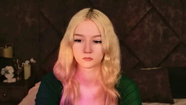 Snapshot of NaomiLoys chatting on November 9, 10:41 am NaomiLoys online show from November 9, 10:41 am