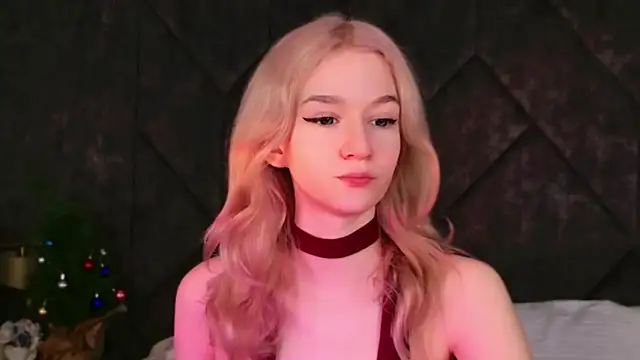 Snapshot of NaomiLoys chatting on December 22, 10:59 am NaomiLoys online show from December 22, 10:59 am